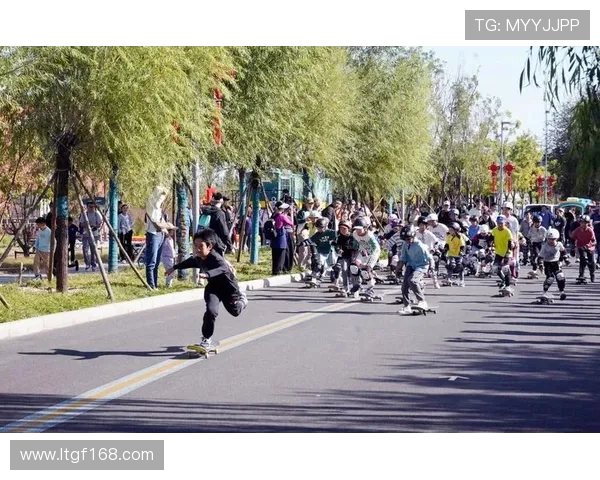 重庆城市马拉松精彩点评滑板队展现力量与团队精神的完美结合